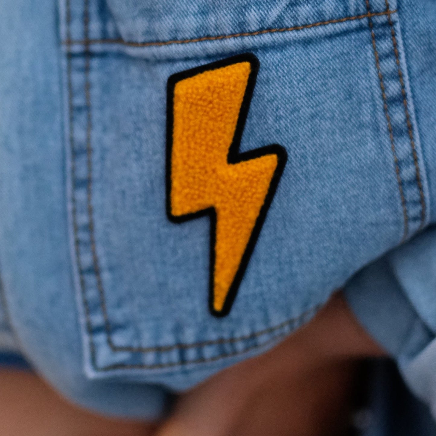 Flash - what a feeling! Blixtar och dunder när vår gula patchie sitter på jeans jackan.