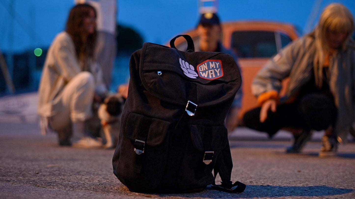 Fist feels! En stor High-five för det. Det här tygmärket tar verkligen för sig, precis som vi vill att du ska göra! Vår patchie på en svart ryggsäck tillsammans med vår andra patchie on my way.