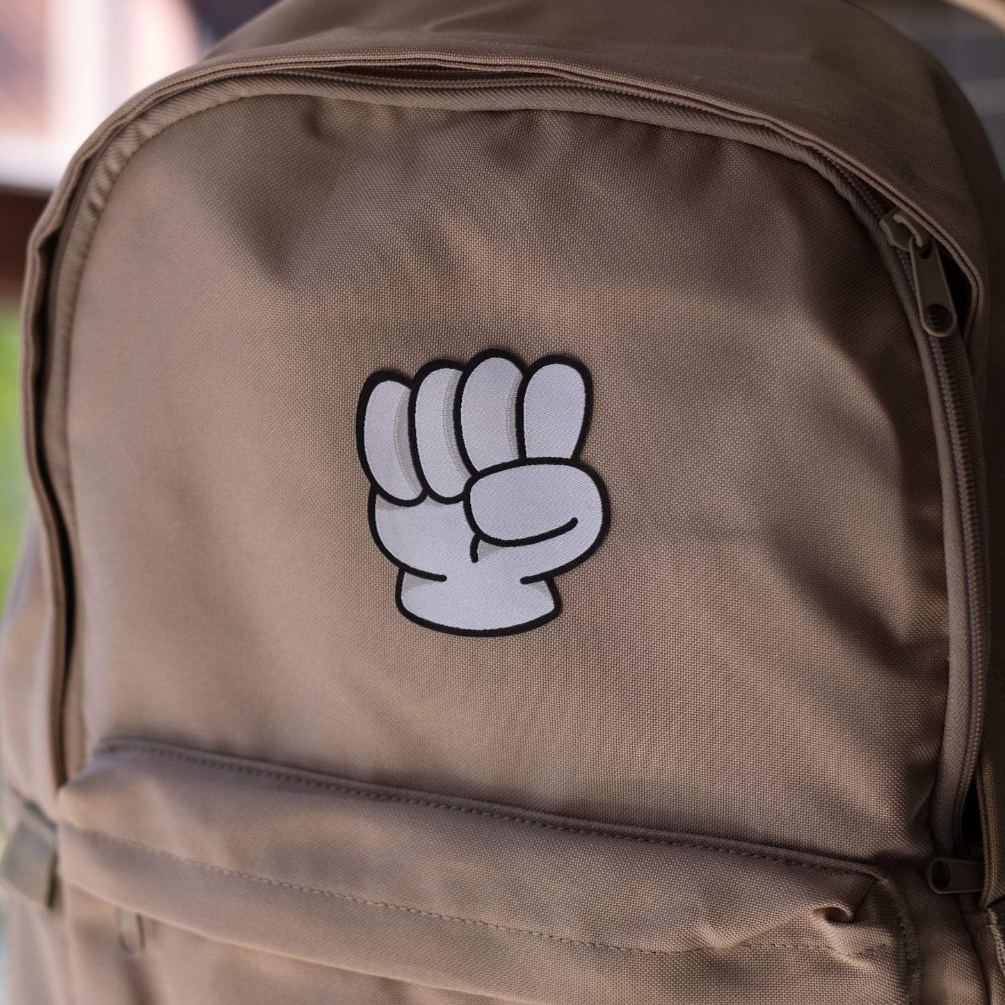 Fist feels! En stor High-five för det. Det här tygmärket tar verkligen för sig, precis som vi vill att du ska göra! Vår patchie på en brun ryggsäck.