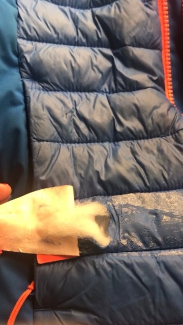 Trasig barnjacka, testade att laga med en slags tejp som skulle funka på dunjackor men den släppte efter första tvätten