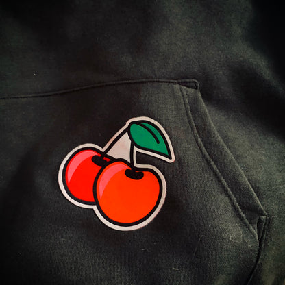 Cherries är en av våra absoluta favoriter!  Som man säger "like cherries on a pie" Vår patchie på en svart hoodie.