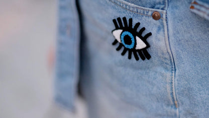 En av våra absolut populäraste patches. Inte konstigt tycker vi för Eye see you är så snygg på alla sorters plagg och accessoarer som på detta jeans föremål.