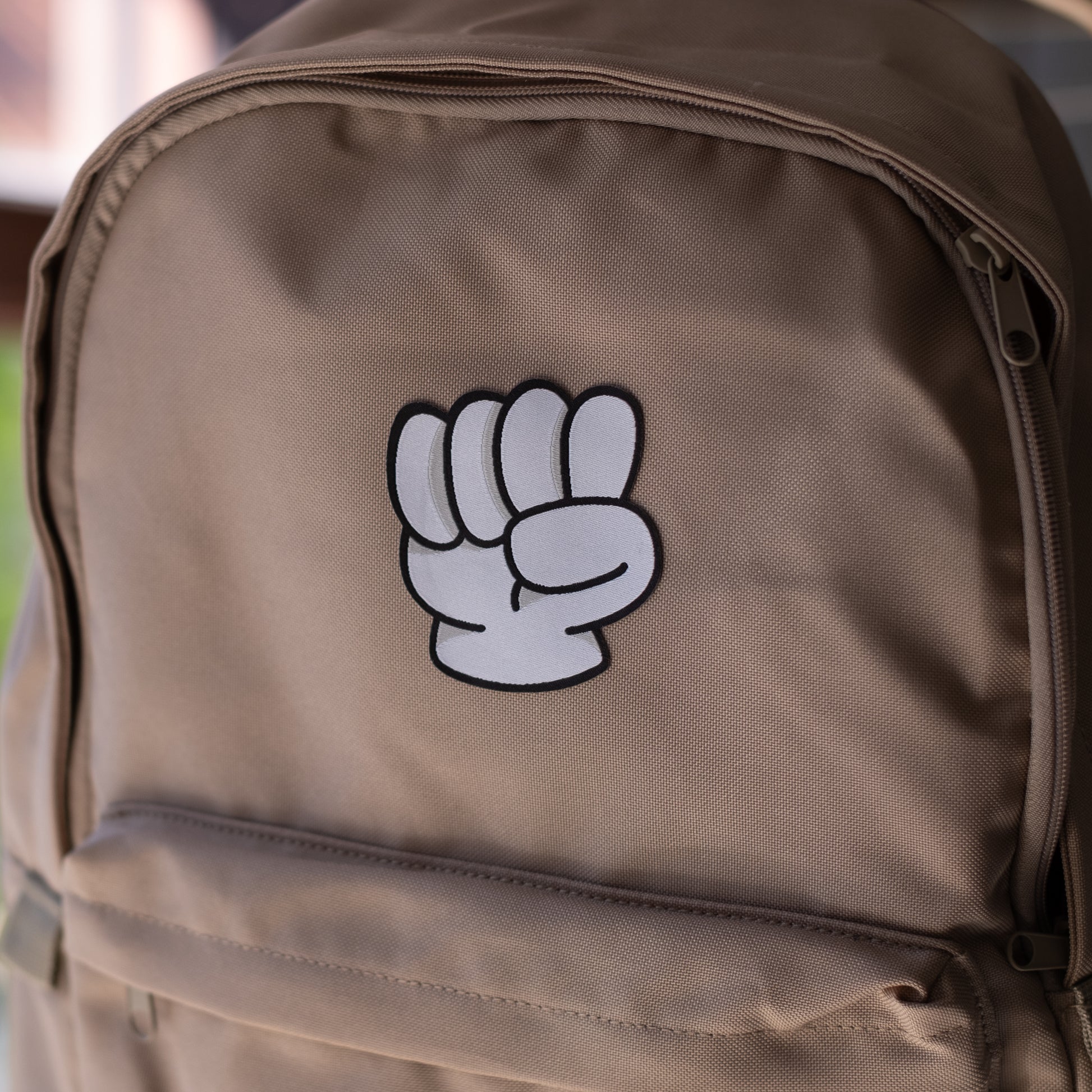 Fist feels!  En stor High-five för det. Det här tygmärket tar verkligen för sig, precis som vi vill att du ska göra! Vår patchie på en brun ryggsäck.