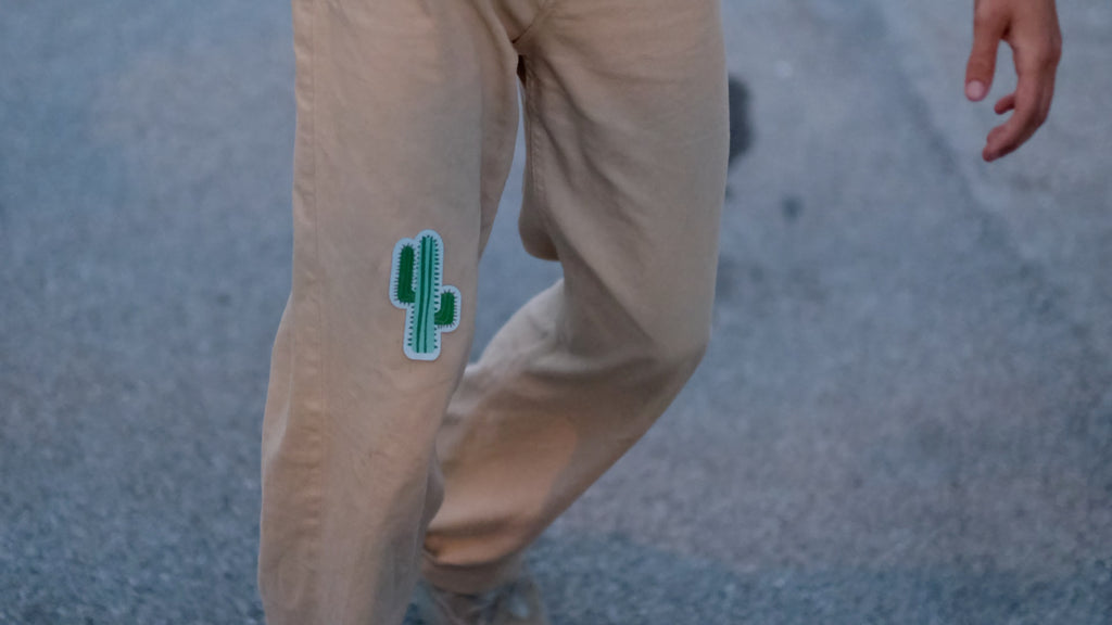 Taggarna utåt mot onödig klädkonsumtion! Det här kan vara den enda kaktusen i världen som behåller sina taggar även efter 60 graders tvätt. Vår cactus på ett bar beiga byxor.