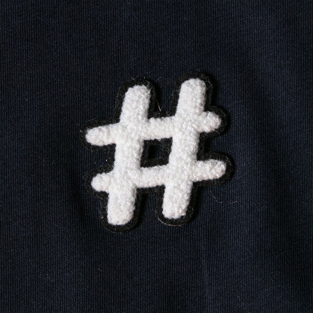 Hashtag - Vad vill du förmedla? Med vår hashtag kan du bjuda in till en eller flera spännande konversationer! Vår patchie med en svart bakgrund. 