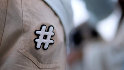 Hashtag - Vad vill du förmedla? Med vår hashtag kan du bjuda in till en eller flera spännande konversationer!  Vår patchie på en beige backficka.